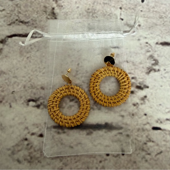 💰5/$20 Boho Rattan Earrings - Picture 2 of 4